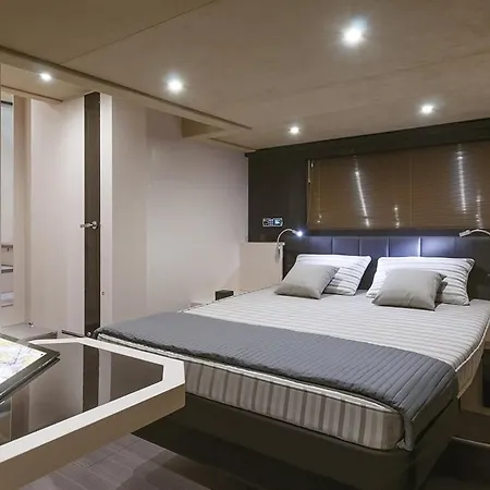 Πλωτό κατάλυμα Yachts Cranchi60ht Σαλέρνο